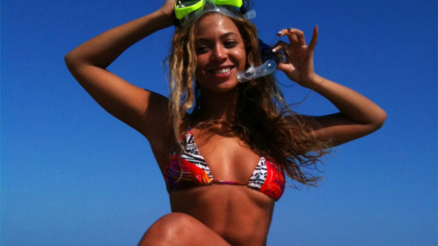Fotos postadas pela cantora na internet mostram o prazer de Beyoncé em estar perto do mar