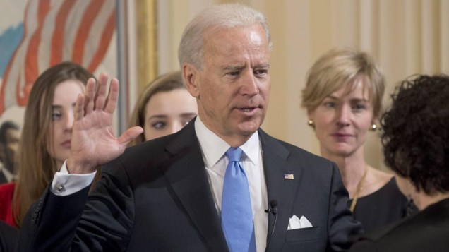 O vice-presidente Joe Biden realiza juramento neste domingo