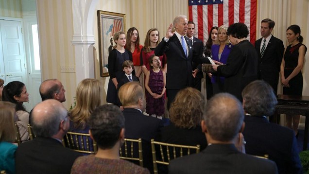 Em cerimônia restrita, o vice-presidente Joe Biden toma posse neste domingo
