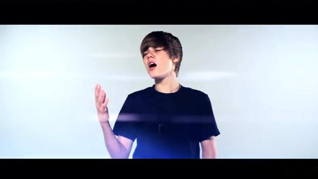 Videoclipe música "Love Me" Justin Bieber