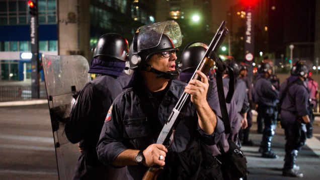 Policia entra em confronto com manifestantes na avenida Paulista em São Paulo