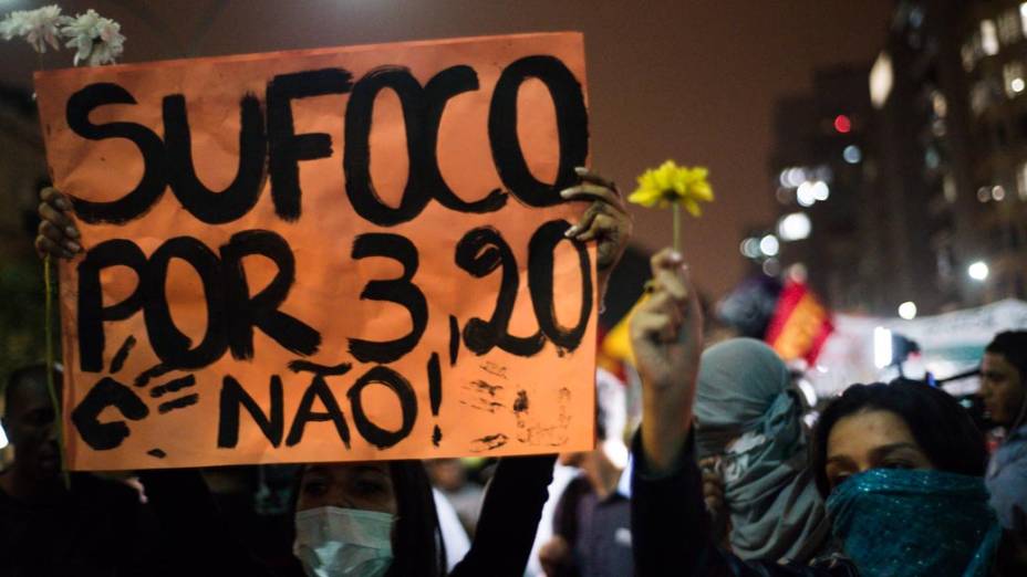 Manifestantes realizam protesto contra o aumento da tarifa de ônibus na região central da cidade, nesta quinta-feira