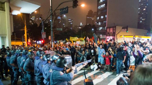 Conflito entre manifestantes e policia durante protesto contra o aumento das passagens em São Paulo