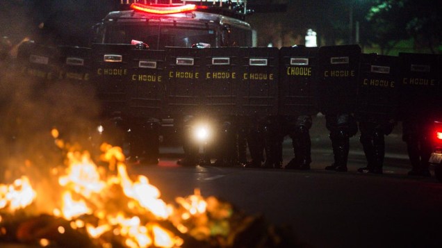 Manifestantes entram em confronto com a polícia durante protestos contra o aumento da tarifa do transporte público em São Paulo