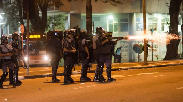 Polícia usa bombas de gás lacrimogêneo e balas de borracha para dispersar manifestantes, no centro de São Paulo