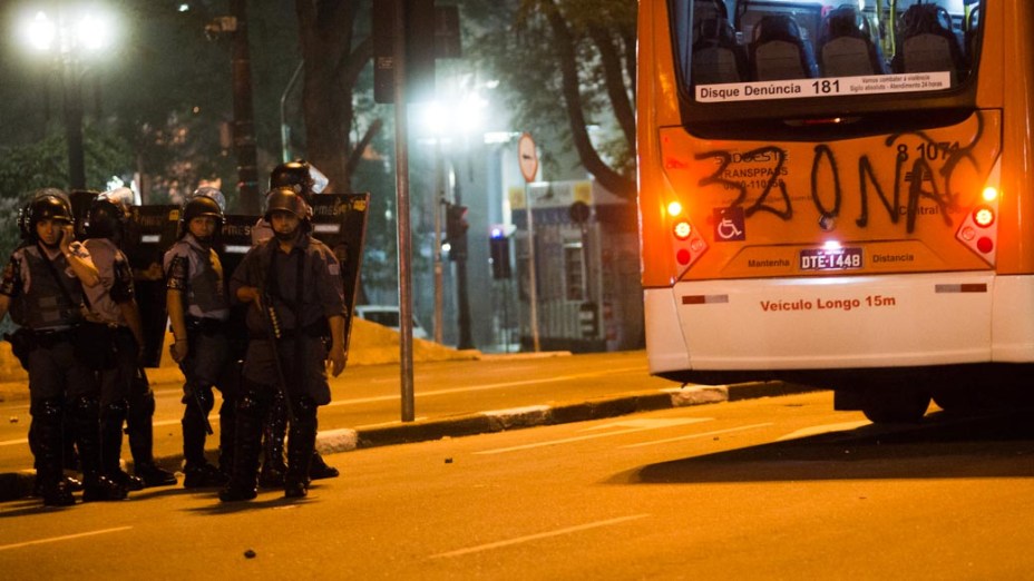 Novo protesto contra o aumento das tarifas do transporte público na capital paulista toma as ruas do centro de São Paulo