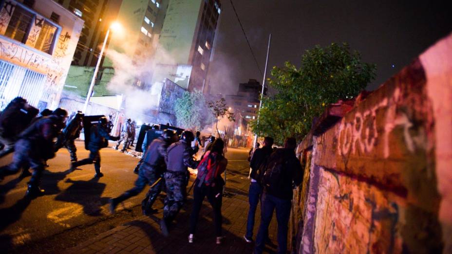 Manifestantes entram em confronto com a polícia durante protestos contra o aumento da tarifa do transporte público em São Paulo