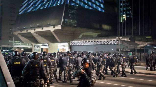Polícia tenta impedir que os manifestantes ocupem a Avenida Paulista