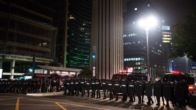 Polícia tenta impedir que os manifestantes ocupem a Avenida Paulista