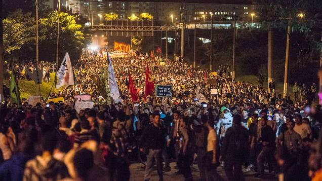 São Paulo - Manifestação na Marginal Pinheiros para protestar contra o aumento da passagem do transporte público