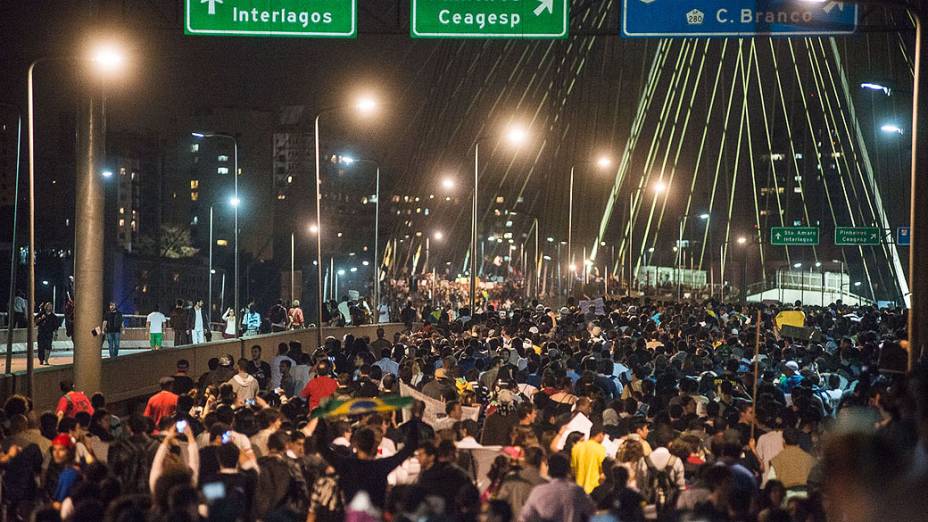 São Paulo - Manifestantes passam pela Ponte Estaiada na segunda-feira, 17
