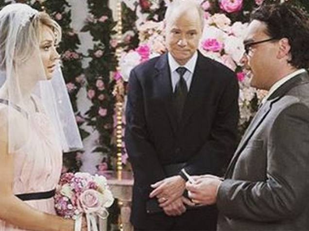 Penny (Kaley Cuoco) e Leonard (Johnny Galecki) se casam em The Big Bang Theory