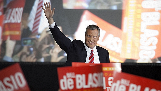 Bill de Blasio, prefeito eleito de Nova York, festeja com partidários