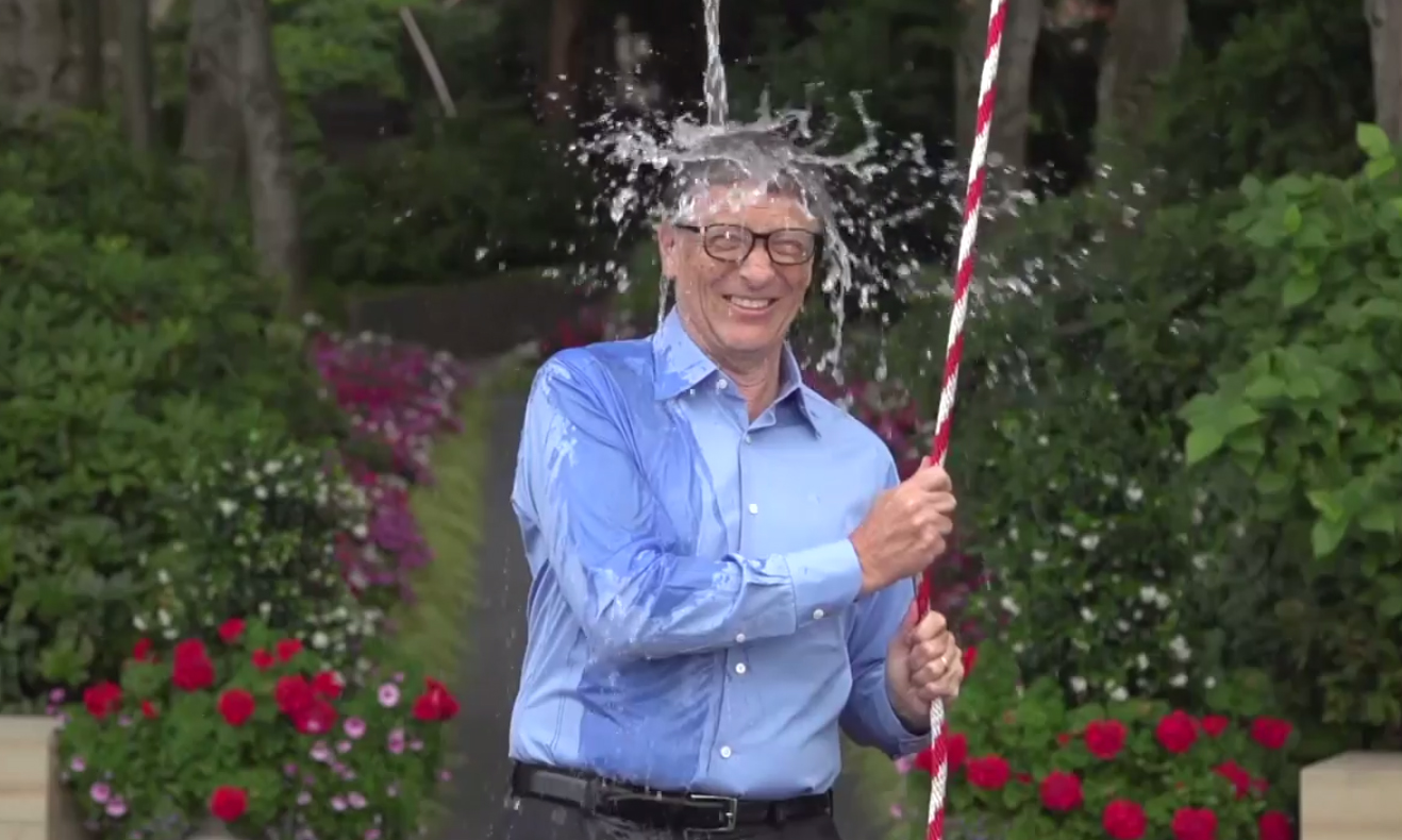 Bill Gates toma banho de água fria para ajudar em campanha da ALS Association