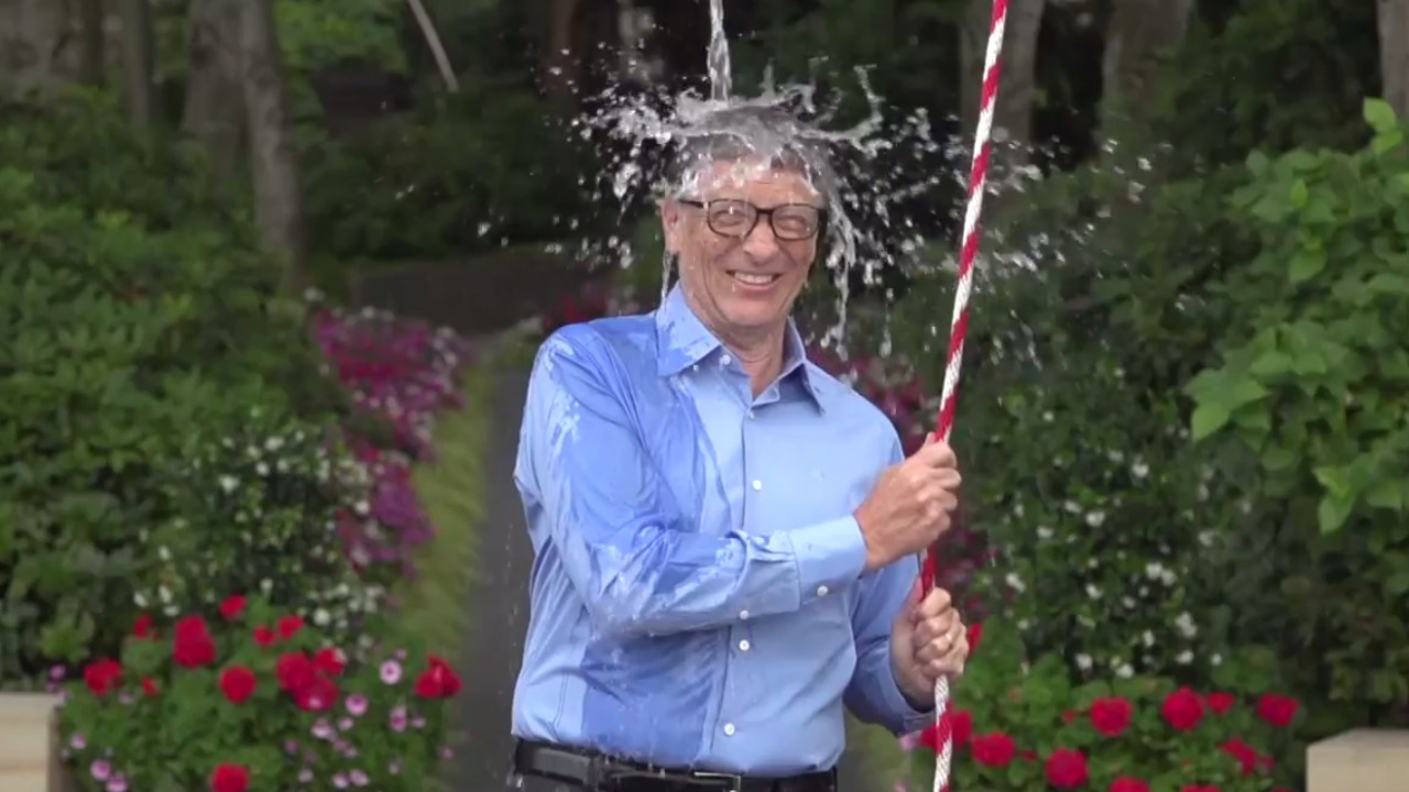 Bill Gates toma banho de água fria para ajudar em campanha da ALS Association