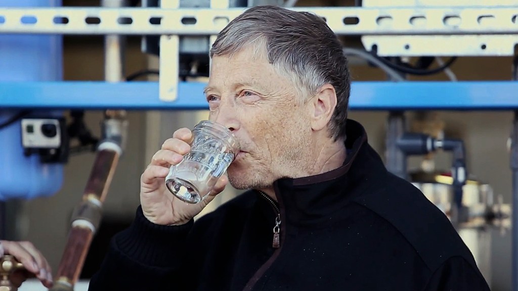 Bill Gates bebe água feita de fezes humanas