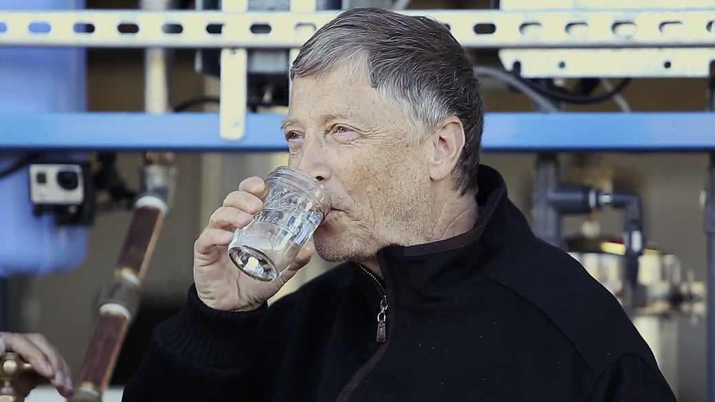 Bill Gates bebe água feita de fezes humanas