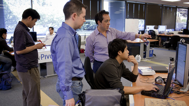 Bill Maris (primeiro à esquerda) acompanha novos projetos no escritório da Google Ventures, em Moutain View, Califórnia