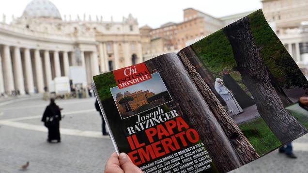 Homem lê a revista italiana "Chi", com fotos do papa emérito Bento16 no terraço da residência papal de verão em Castel Gandolfo, no sul da Itália