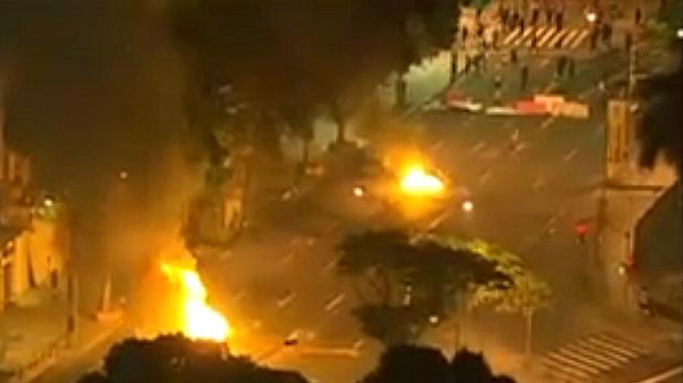 Black blocs espalham focos de incêndio pelo Centro do Rio