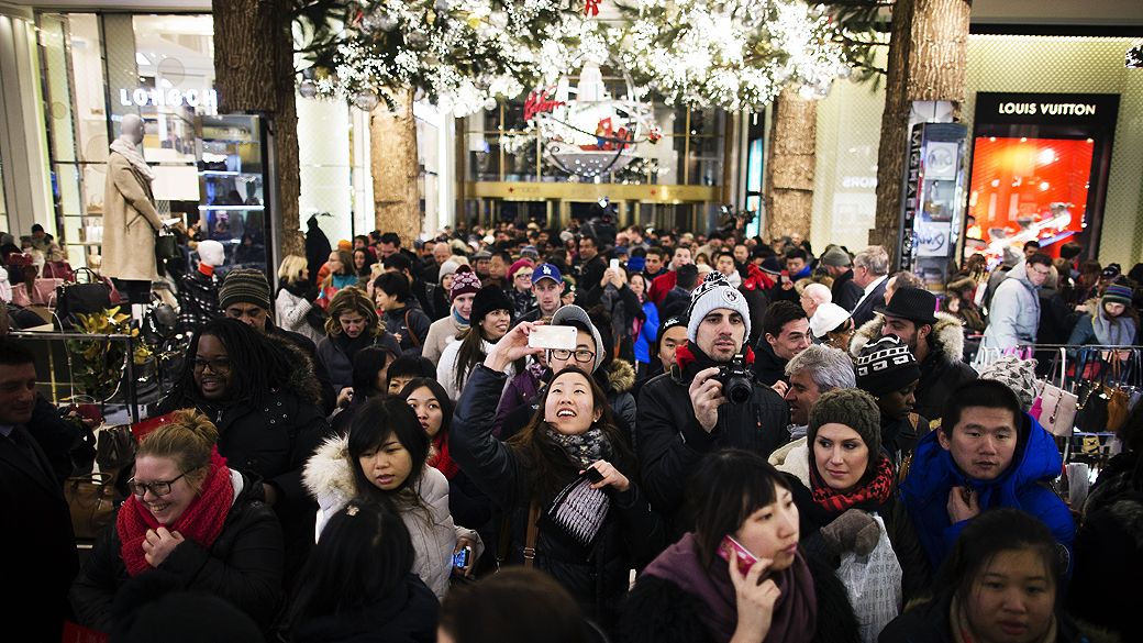 Consumidores aguardam na Macy´s da Herald Square no Dia de Ação de Graças na Black Friday em Nova York