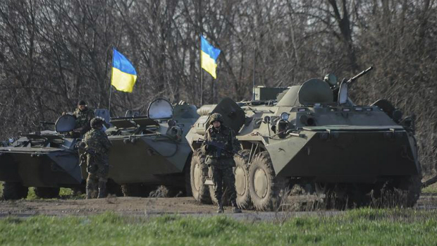 Blindados e soldados ucranianos são enviados para o leste do país