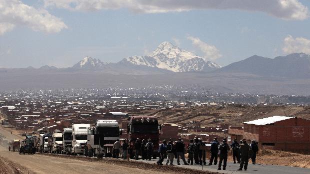 Mineiros impediram o acesso de caminhões e carros à cidade de La Paz