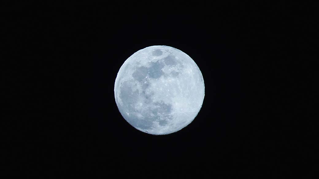 Lua Azul não tem relação com possível mudança de cor, mas ocorre em quando a Lua faz duas aparições no mesmo mês em sua fase cheia