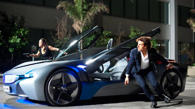 Cena do filme "Missão Impossível 4", com Tom Cruise  ao lado de um BMW i8