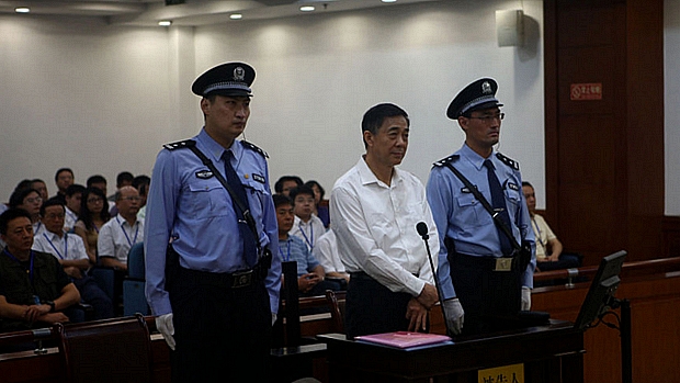 Após 18 meses sem ser visto em público, Bo Xilai aparece no tribunal para ser julgado