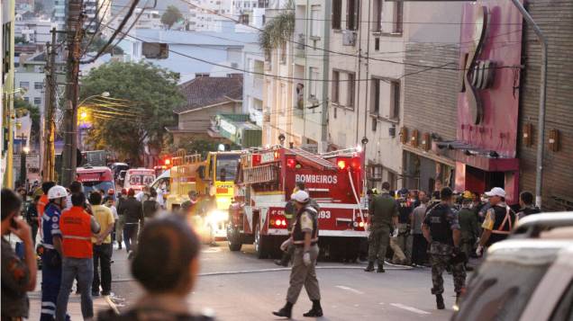 Militares  dos bombeiros, da polícia e do Exército estão mobilizados na tragédia que deixou centenas de mortos em Santa Maria