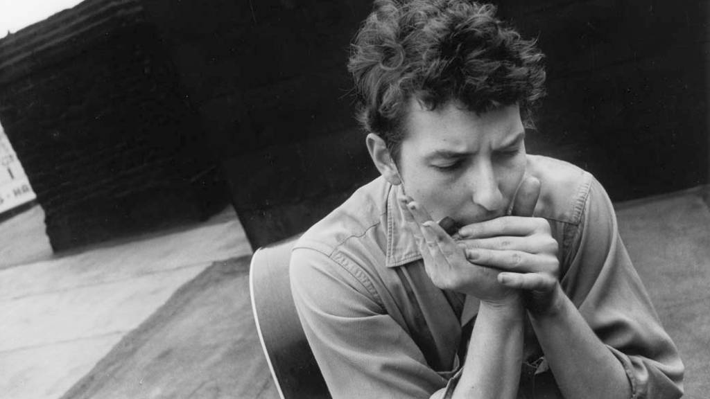 Bob Dylan posa para foto em terra&ccedil;o, na cidade de Nova York, 1962