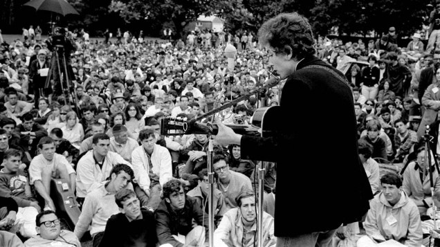 Bob Dylan se apresenta em Rhode Island, Estados Unidos, 1964