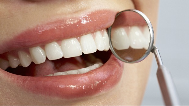 Escovar os dentes, usar o fio dental e visitar o dentista a cada seis meses ajuda a evitar inflamações nas gengivas - problema que pode estar relacionado com outras doenças sistêmicas