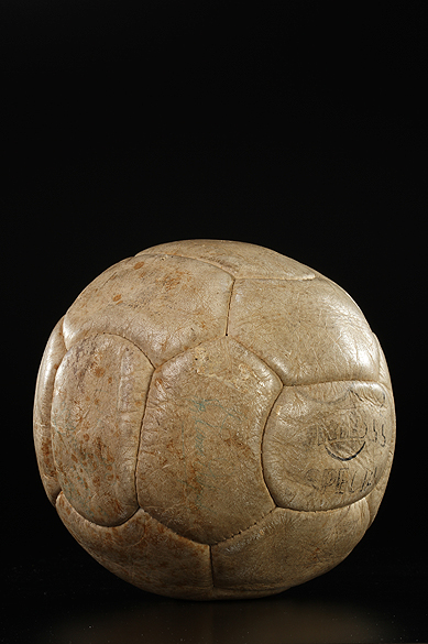 Objetos do acervo pessoal de Pelé no livro As joias do rei, de Celso de Campos Jr. Na imagem, bola utilizada no milésimo gol de Pelé