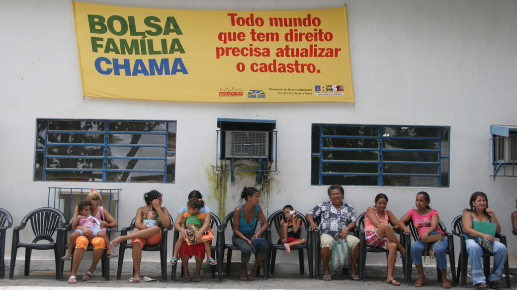 Fila de cadastramento do Programa Bolsa Família em Recife