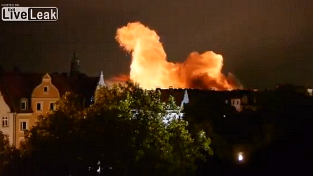 Explosão controlada de bomba da II Guerra Mundial deixa bola de fogo sobre o centro de Munique