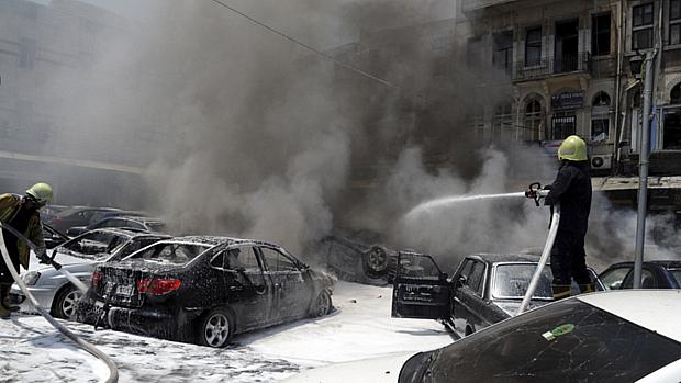 Duas bombas explodiram sob dois carros de magistrados no estacionamento do Palácio de Justiça, em Damasco
