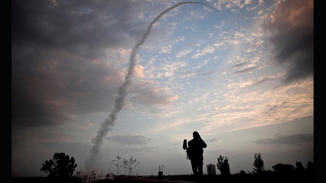 Míssil israelense lançado pelo sistema de mísseis de defesa Iron Dome para interceptar e destruir foguetes vindos da Faixa de Gaza