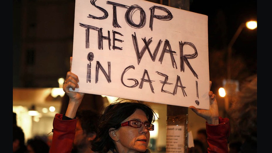 Mulher israelense protestando contra os ataques da Faixa de Gaza, em Jerusalém