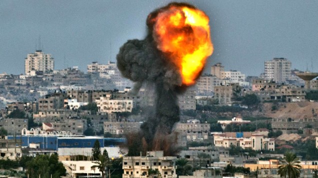 Explosão causada por ataque aéreo israelense na Faixa de Gaza