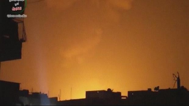 Céu iluminado por explosão em Damasco, na Síria. A imagem provém de vídeo cuja autenticidade não pôde ser verificada