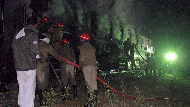 Bombeiros controlam chamas após incêndio em trem na Índia