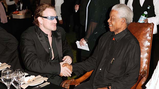 2003 - Bono Vox e Nelson Mandela em jantar beneficiente na África do Sul