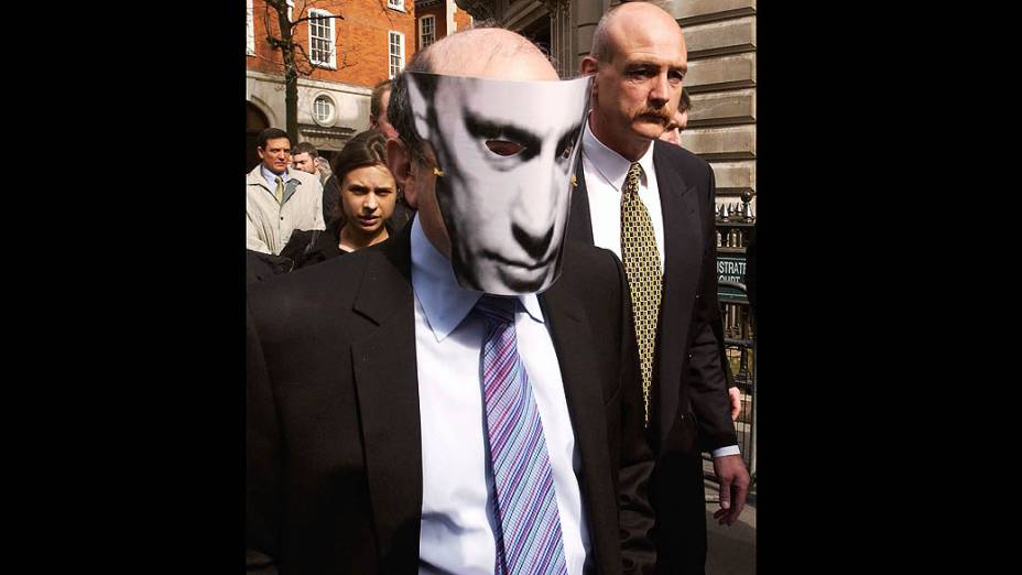 Berezovsky usa máscara com imagem de Vladmir Putin, em Londres