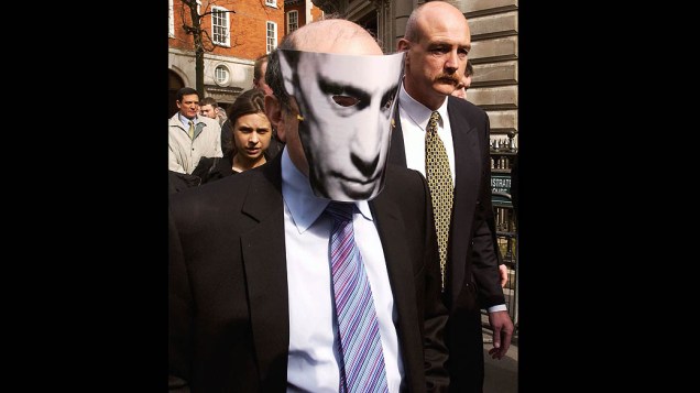 Berezovsky usa máscara com imagem de Vladmir Putin, em Londres