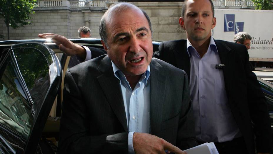 Boris Berezovsky conversa com a imprensa em Londres, após acreditar que está sendo perseguido por um assassino russo