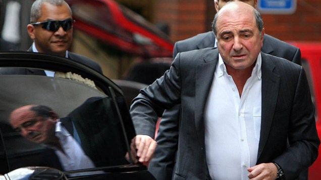 Boris Berezovsky chegando ao Tribunal para participar da audiência contra Roman Abramovich, sobre o Chelsea