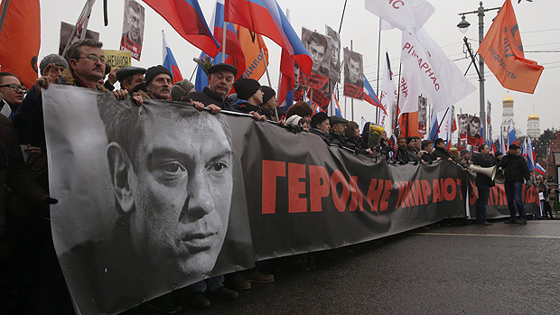 Milhares de pessoas participam neste domingo (01) no centro de Moscou de uma manifestação em homenagem ao líder opositor Boris Nemtsov, assassinado na sexta-feira na capital