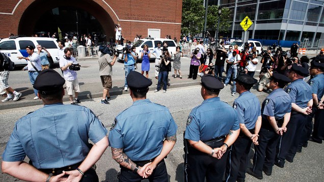 Policiais em posição de sentido fora do tribunal federal antes de acusação em Boston do suspeito Dzhokhar Tsarnaev